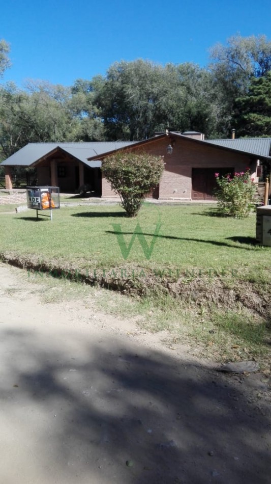 Casa con  5 dormitorios, 3 baños, gas natural . (COD 466)