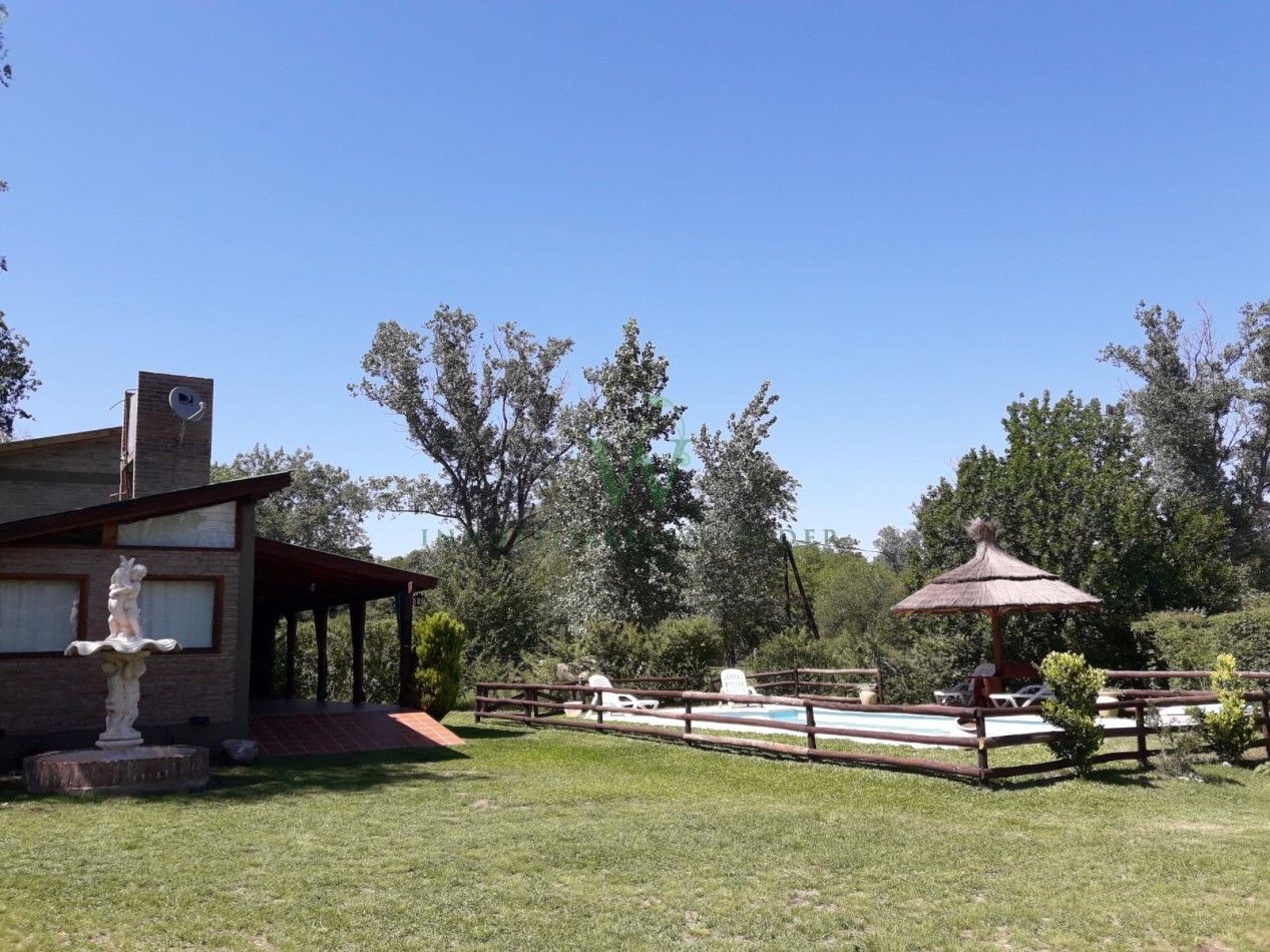 Casa 2 dormitorios + monoambiente y piscina. (COD 555)