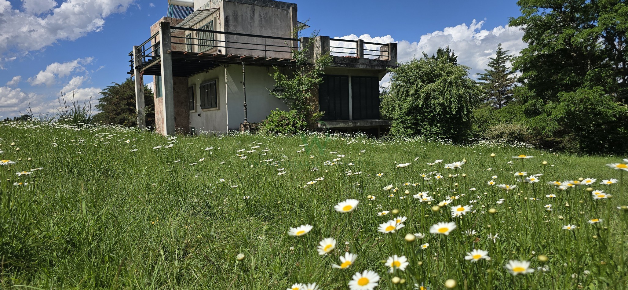 Villa Berna. Fraccion 1 ha con amplia vivienda a terminar