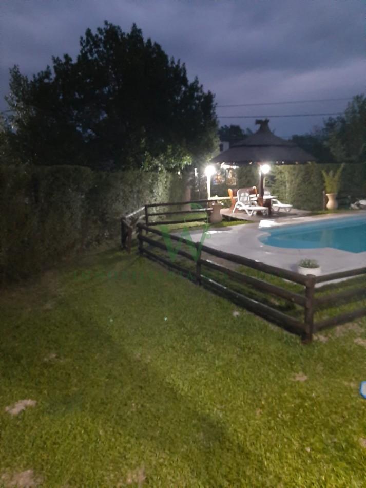 Casa 2 dormitorios + monoambiente y piscina. (COD 555)