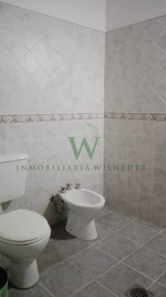 Casa con  5 dormitorios, 3 baños, gas natural . (COD 466)