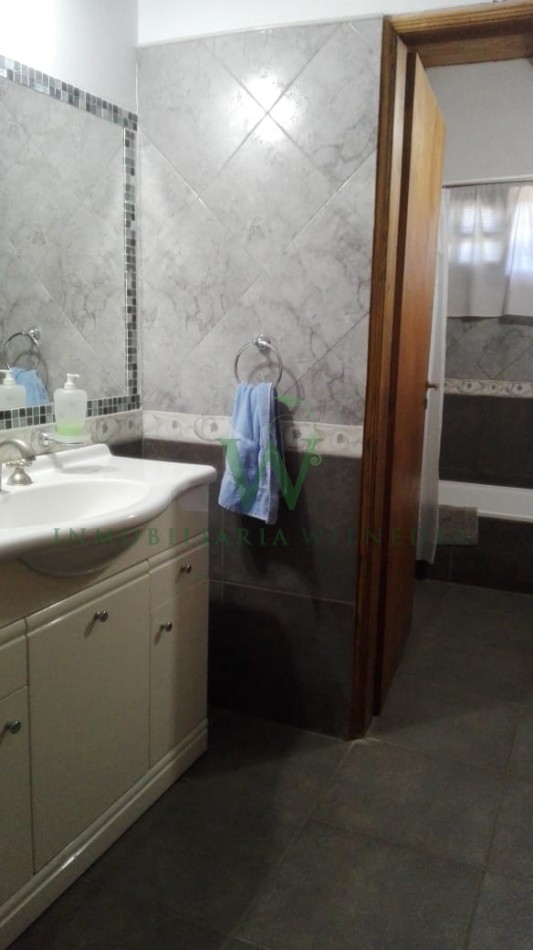 Casa con  5 dormitorios, 3 baños, gas natural . (COD 466)