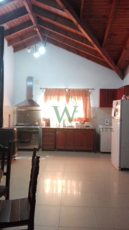 Casa con  5 dormitorios, 3 baños, gas natural . (COD 466)