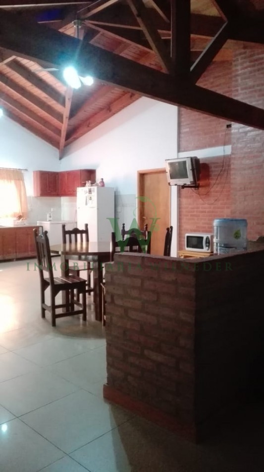 Casa con  5 dormitorios, 3 baños, gas natural . (COD 466)