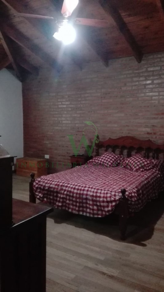 Casa con  5 dormitorios, 3 baños, gas natural . (COD 466)