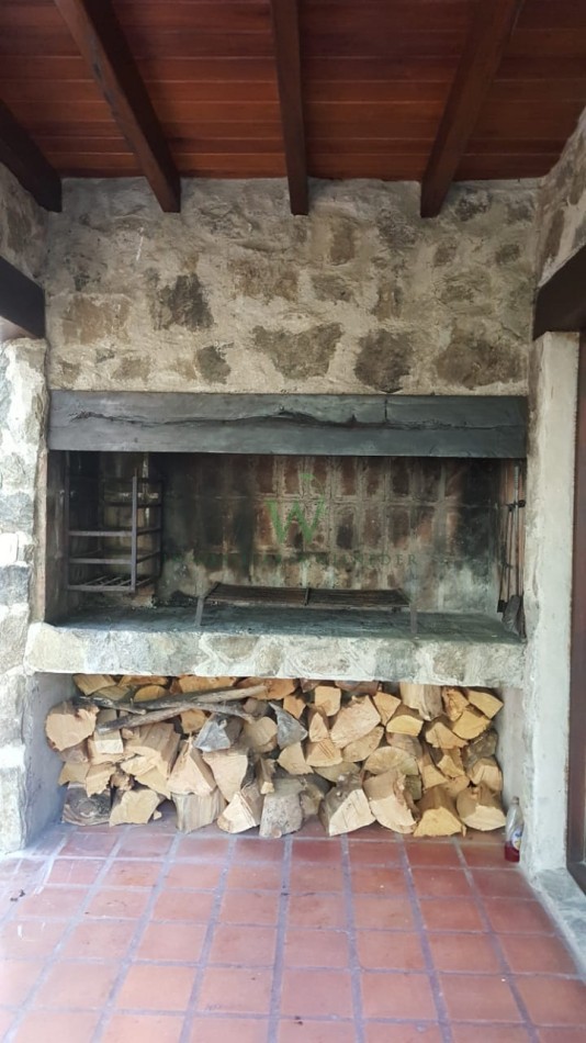 Cabaña de piedra en Villa Berna de 123m2  , con  amplio parque
