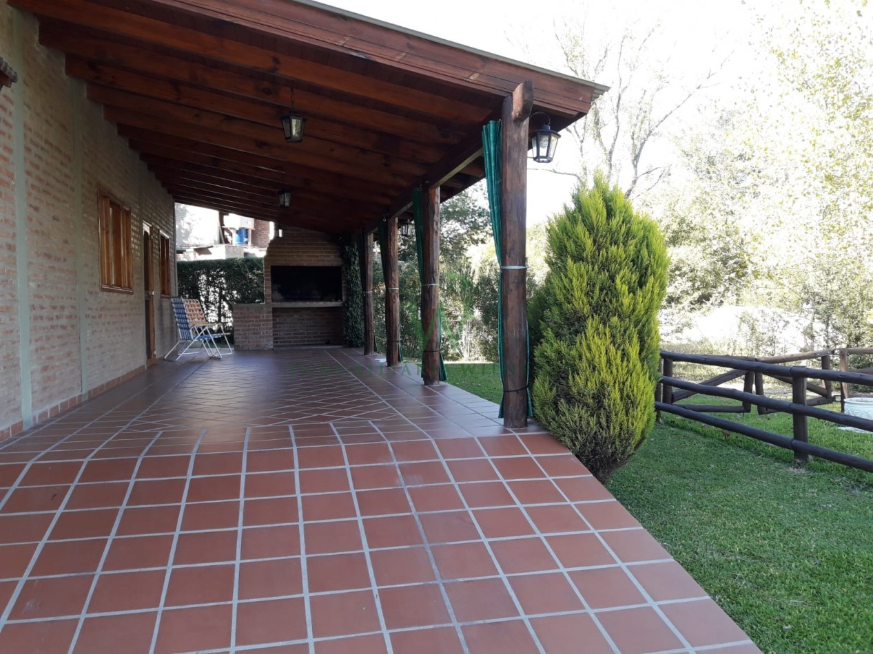 Casa 2 dormitorios + monoambiente y piscina. (COD 555)