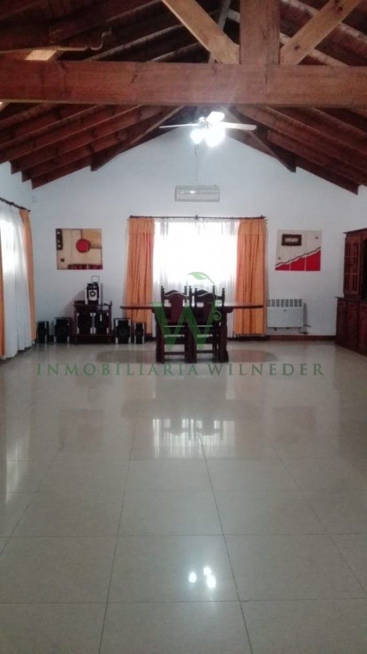 Casa con  5 dormitorios, 3 baños, gas natural . (COD 466)