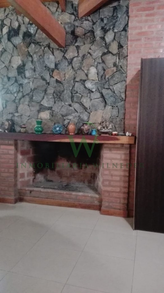 Casa con  5 dormitorios, 3 baños, gas natural . (COD 466)