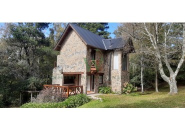 Cabaña de piedra en Villa Berna de 123m2  , con  amplio parque