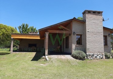 - Excelente ubicacion, 2 casas + monoambiente y parque 2200m2 (COD 546)