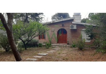 Casa  de 207m2  en Villa Ciudad Parque, Los Reartes  .(COD 552)